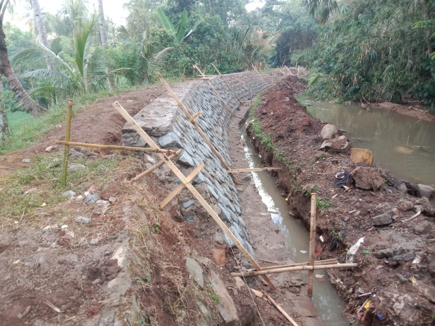 Warga Desa Batusari keluhkan pengairan sawah yang terlambat karena perbaikan saluran curug agung